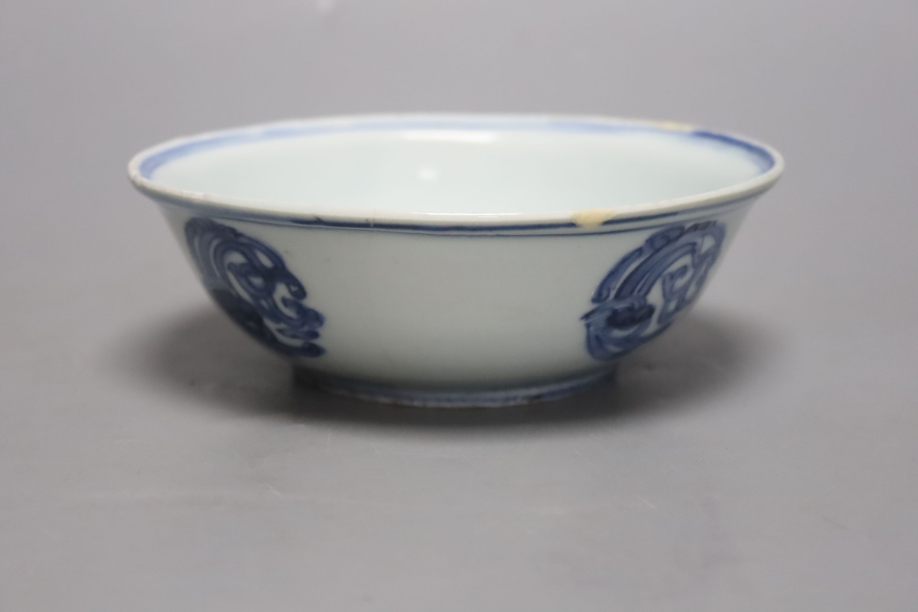 A Chinese Kangxi blue and white bowl, diameter 15cm
